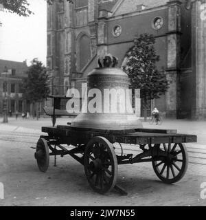 Immagine del re Carlo VII e del suo entourage, presentato da E.O.J.M. da Hövell a Westerflier, personaggio principale della sfilata Maskerade di Utrecht in occasione del 53rd° anniversario dell'università (24-29 giugno 1901) con il tema del re Karel VII a Reims il 16 luglio 1429, Sul suo trono durante le feste popolari sul campo sportivo al parco di Hogeland. Foto Stock