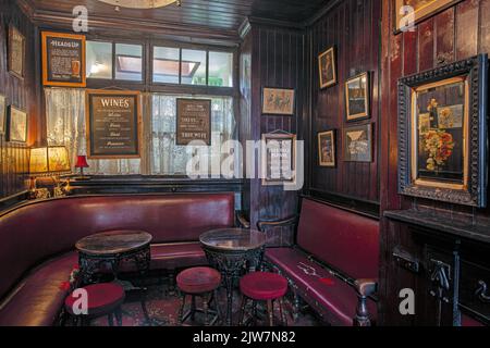 La piu' piccola Public House di Blue Bell York con l'unico decor edwardiano originale di grado II nella citta' di York , Inghilterra . Foto Stock