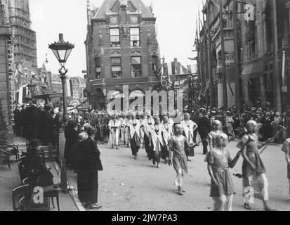 Immagine della sfilata di masquerade con il tema Ichnaton, in occasione del 58th° anniversario (290th° anniversario) dell'Università di Utrecht, sul Ponte del Municipio. Foto Stock