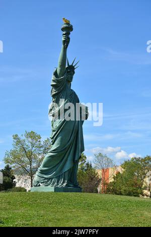 Colmar, Francia. Agosto 21, 2022. Statua della libertà a Colmar, Francia. Installato nel 2004, celebra il 100th° anniversario della morte di Auguste B. Foto Stock