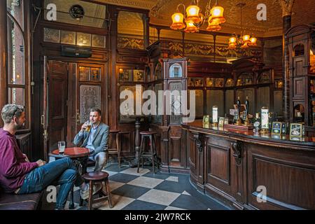 Chiusure di massa dei pub a causa delle bollette energetiche in aumento. Due uomini bevono birra nel pub Princess Louise, Londra, Regno Unito. Foto Stock