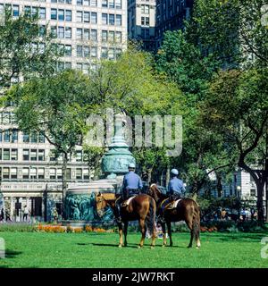 New York, 1980s, 2 poliziotti NYPD a cavallo, Independence flagstaff, Union Square Park, Manhattan, New York City, NYC, NY, STATI UNITI, Foto Stock