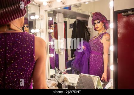 Me la regina del trascinamento vestirsi in preparazione per una rappresentazione al Royal Vauxhall Tavern , Londra , Regno Unito Foto Stock