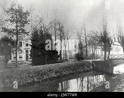 Vista sulla facciata anteriore e destra della casa di campagna Zeevliet a Benschop.n.b. La casa di campagna è stata demolita nel 1920. Il comune di Benschop è stato aggiunto al comune di Lopik il 1 gennaio 1989. Foto Stock