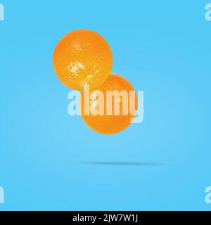 Frutto di mandarino su sfondo colorato e creativo con tracciato di ritaglio come elemento di design della confezione Foto Stock