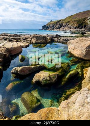 Le fantastiche piscine rocciose della spiaggia di Rinsey. Piscine di acqua tropicale limpida, ideali per nuotare nella natura selvaggia. Foto Stock