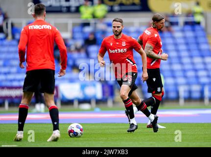 Il Nick Powell (centro) di Stoke City si scalda davanti alla partita del campionato Sky Bet al Select Car Leasing Stadium, Reading. Data immagine: Domenica 4 settembre 2022. Foto Stock