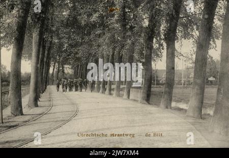 Gezicht op de Biltsestraatweg rond het Fort De Bilt, met een groep soldaten, uit het zuiden; op de achtergrond de uitspanning 't Kalfje aan de Biltsestraatweg te Maartensdijk.N.B. Dit gedeelte van de Biltsestraatweg is per 1 januari 1954 bij de gemeente Utrecht gevoegd. Foto Stock