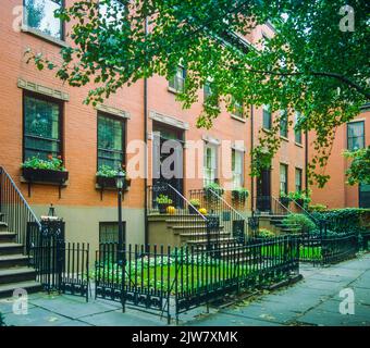 New York, 1980s, fila di case in pietra marrone, stile federale, giardini di fronte, quartiere residenziale, Brooklyn Heights, New York City, NYC, NY, Stati Uniti, Foto Stock