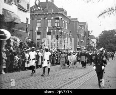 Immagine della parata della Burgemeester Reigerstraat a Utrecht durante la Maskerade in occasione della celebrazione del 58th° anniversario (290th° anniversario) dell'Università di Utrecht, con il tema 'Ichnaton'. Foto Stock