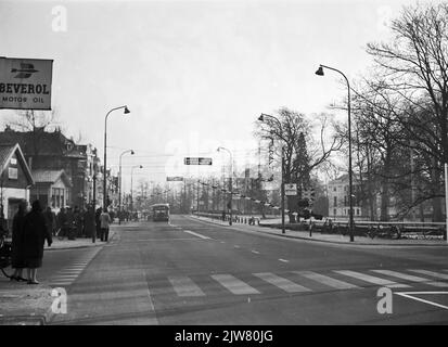 Vista sull'attraversamento ferroviario sicuro di Ahob nell'Oosterspoorweg sulla Biltstraat di Utrecht. Foto Stock