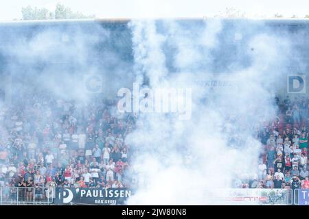 MAASTRICHT, PAESI BASSI - SETTEMBRE 4: Tifosi MVV durante la partita olandese di Keukenkampioendivisie tra MVV e Roda JC allo Stadion de Geusselt il 4 settembre 2022 a Maastricht, Paesi Bassi (Foto di Frank Kerbusch/Orange Pictures) Foto Stock