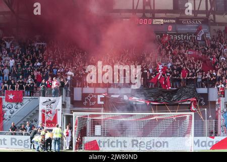 MAASTRICHT, PAESI BASSI - SETTEMBRE 4: Tifosi MVV durante la partita olandese di Keukenkampioendivisie tra MVV e Roda JC allo Stadion de Geusselt il 4 settembre 2022 a Maastricht, Paesi Bassi (Foto di Frank Kerbusch/Orange Pictures) Foto Stock