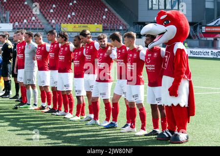 MAASTRICHT, PAESI BASSI - SETTEMBRE 4: Giocatori MVV con mascotte durante la partita olandese di Keukenkampioendivisie tra MVV e Roda JC allo Stadion de Geusselt il 4 Settembre 2022 a Maastricht, Paesi Bassi (Foto di Frank Kerbusch/Orange Pictures) Foto Stock