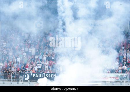 MAASTRICHT, PAESI BASSI - SETTEMBRE 4: Tifosi MVV durante la partita olandese di Keukenkampioendivisie tra MVV e Roda JC allo Stadion de Geusselt il 4 settembre 2022 a Maastricht, Paesi Bassi (Foto di Frank Kerbusch/Orange Pictures) Foto Stock