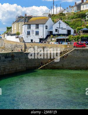 Probabilmente il miglior pub del mondo. Lo Ship inn Porthleven, uno dei pub più antichi e più belli della Cornovaglia. Foto Stock