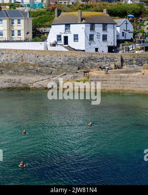 Probabilmente il miglior pub del mondo. Lo Ship inn Porthleven, uno dei pub più antichi e più belli della Cornovaglia. Foto Stock