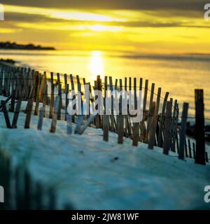 New York, 1980s, recinzioni di picket in legno della spiaggia, riflesso del tramonto sull'oceano Atlantico, gli Hamptons, Long Island, New York state, NY, STATI UNITI, Foto Stock