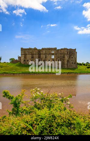 Le rovine del Castello di Carew del 13th° secolo sulle rive del fiume Carew, Pembrokeshire, Galles, Regno Unito Foto Stock