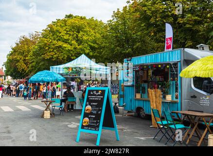 Saint-Maur-des-Fosses, Francia - 11 settembre 2021: Camion alimentare che vende hamburger di pollo e vegetariani e altre bancarelle alimentari al festival dei camion alimentari Foto Stock