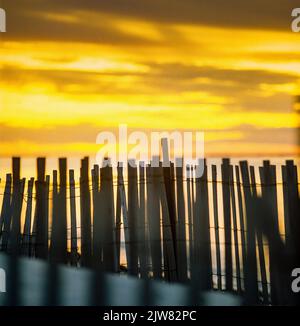 New York, 1980s, recinzioni di picket in legno della spiaggia, tramonto, The Hamptons, Long Island, New York state, NY, STATI UNITI, Foto Stock