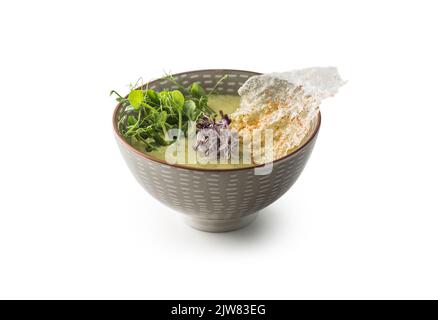 Tradizionale zuppa giapponese Edamame in ciotola isolato su bianco. Foto Stock