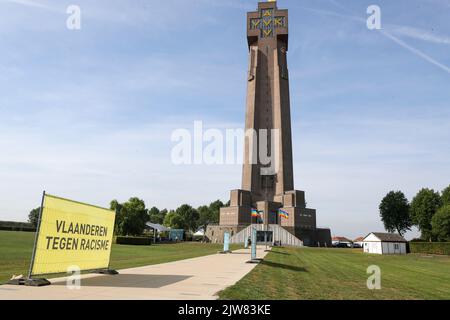 L'immagine mostra la Ijzertoren - Yser Tower, durante l'edizione 95th dell'Ijzerbedevaart (pellegrinaggio dell'Yser), un evento annuale in memoria dei soldati fiamminghi uccisi durante la prima guerra mondiale, a Diksmuide, domenica 04 settembre 2022. Inizialmente influenzata dal pacifismo, divenne sempre più associata al movimento fiammingo. Si tratta, al contempo, di un incontro politico che si adforza per l'autonomia politica fiamminga. Gli obiettivi dell'incontro annuale sono 'No More War', 'Autonomy' e 'Truce of God'. FOTO DI BELGA NICOLAS MAETERLINCK Foto Stock