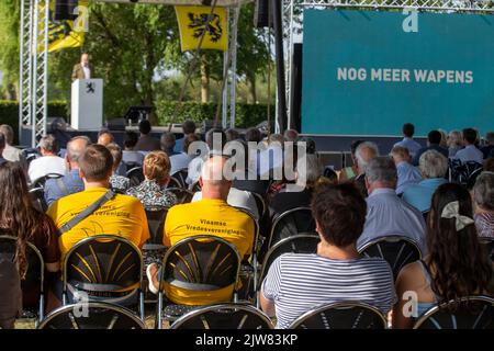 L'immagine mostra l'edizione 95th dell'Ijzerbedevaart (pellegrinaggio dello Yser), evento annuale in memoria dei soldati fiamminghi uccisi durante la prima guerra mondiale, a Diksmuide, domenica 04 settembre 2022. Inizialmente influenzata dal pacifismo, divenne sempre più associata al movimento fiammingo. Si tratta, al contempo, di un incontro politico che si adforza per l'autonomia politica fiamminga. Gli obiettivi dell'incontro annuale sono 'No More War', 'Autonomy' e 'Truce of God'. FOTO DI BELGA NICOLAS MAETERLINCK Foto Stock