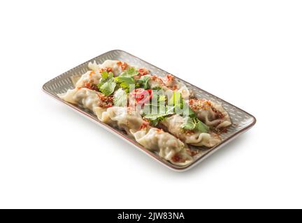 Gnocchi giapponesi tradizionali Gyoza su piatto isolato su bianco. Foto Stock