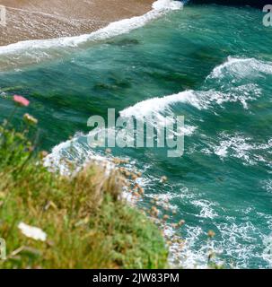 Immagini aeree della spiaggia di Porthleven. Impronte di piedi nella sabbia e insenature dalla scogliera. Foto Stock