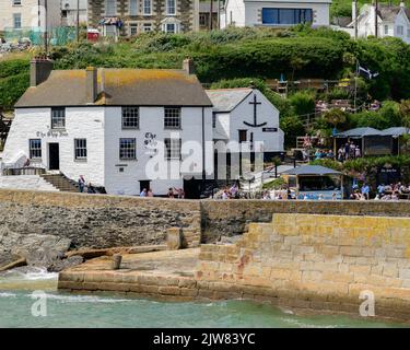 Probabilmente il miglior pub del mondo. Lo Ship inn Porthleven, uno dei pub più antichi e più belli della Cornovaglia. Foto Stock