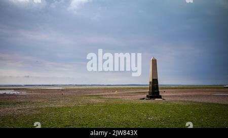 La Crowstone, o Crow Stone, il vecchio marcatore per il limite del Seaward della giurisdizione della Port of London Authority nell'estuario del Tamigi a Chalkwell Foto Stock