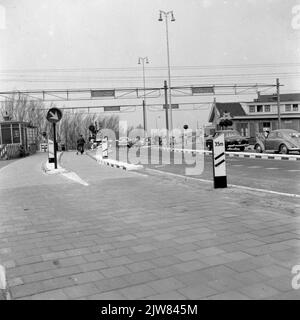 Vista di un passaggio ferroviario sicuro di Ahob a De Vink vicino a Leiden. Foto Stock