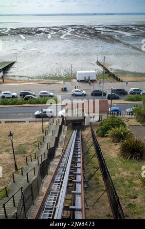 La vista sull'estuario del Tamigi dalla Cliff Lift, una funicolare a Southend-on-Sea, Essex, Regno Unito, mentre scende dalle West Cliffs. Aperto nel 1 Foto Stock