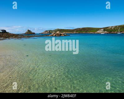 Mare cristallino, Bryher, Isole Scilly, Cornovaglia, Inghilterra, REGNO UNITO. Foto Stock