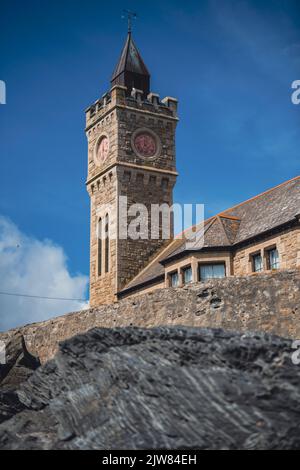 Vista del famoso Istituto della Torre dell'Orologio di Porthleven. Foto Stock