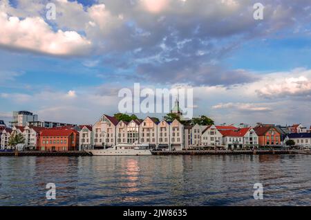 Stavanger, Norvegia - Agosto 14 2022: Veduta di Vagen, il sito originale della città sulla riva orientale della baia, con la Torre Valberg sullo sfondo. Foto Stock