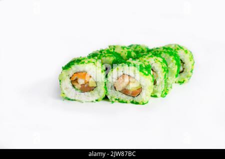 Sushi rotolini con salmone e tobiko verde pesce volante uova. Cucina giapponese tradizionale. Foto Stock