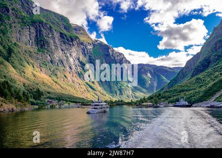 La bellezza del fiordo Aurlandsfjord nella contea di Vestland, diramazione al largo del principale Sognefjorden, il fiordo più lungo della Norvegia. Flam è sullo sfondo. Foto Stock