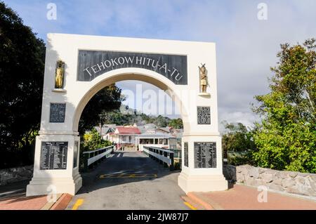 Una porta commemorativa della guerra di Maori, TehokowHitu- A-Tu per gli uomini Maori che hanno sacrificato la loro vita durante due guerre mondiali nell'unico villaggio maori vivente della Nuova Zelanda Foto Stock