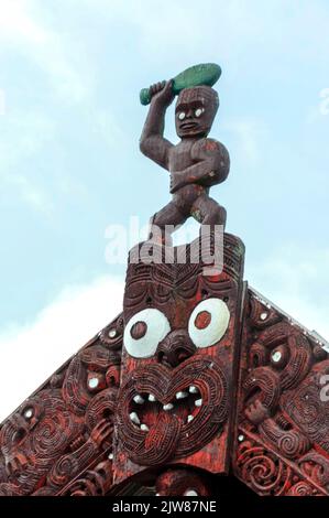 Una figura di scultura in legno sopra la Tupina Whare (Ancestrale Meeting House) è Wahiao, il capo guerriero della tribù Tuhourangi. Si trova in cima alla b Foto Stock