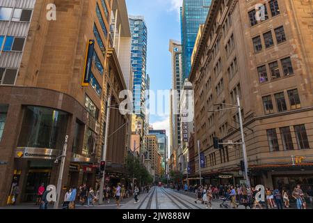 Sydney, Australia - 16 aprile 2022: George Street è vista verso nord con folle di persone che camminano lungo i negozi in un giorno Foto Stock