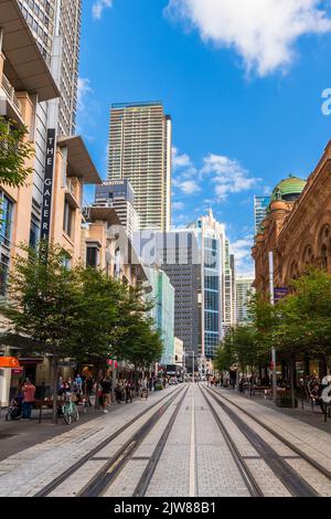 Sydney, Australia - 16 aprile 2022: George Street, vista verso sud, con i grattacieli moderni, può essere visto sullo sfondo in un giorno Foto Stock