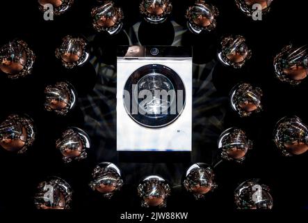 Berlino, Germania. 04th Set, 2022. Una lavatrice Siemens IQ700 è appesa tra le palle da discoteca alla fiera dell'elettronica IFA. Più di 1100 espositori espongono le novità dell'elettronica di consumo e degli elettrodomestici all'IFA. Credit: Fabian Sommer/dpa/Alamy Live News Foto Stock