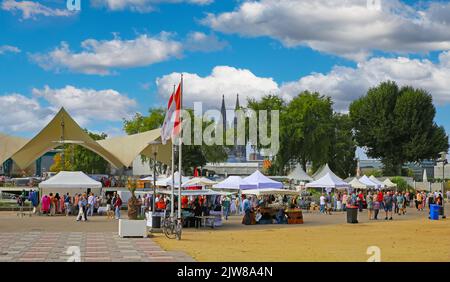 Colonia (Fischmarkt, Tanzbrunnen) - Luglio 29. 2022: Domenica mercato del pesce al parco del reno in estate Foto Stock