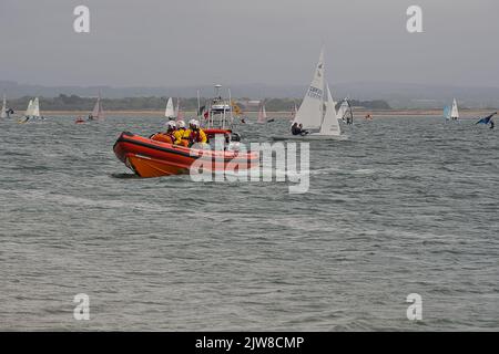 Recupero di imbarcazioni di salvataggio a terra RNLI Foto Stock