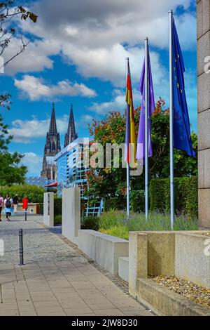 Colonia, Germania - Luglio 9. 2022: Vista oltre l'edificio dell'hotel Hyatt regency sul viale del reno con dom Foto Stock