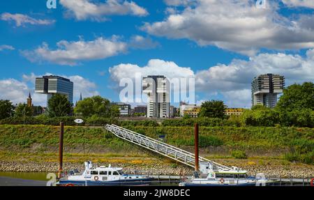 Colonia, Germania - Luglio 9. 2022: Vista da Deutzer Hafen sui moderni edifici Kranhäuser a Rheinauhafen Foto Stock