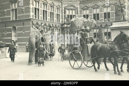 Immagine della sfilata di masquerade con il tema Ichnaton, in occasione del 58th° anniversario (290th° anniversario) dell'Università di Utrecht, su Domplein. Foto Stock