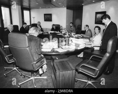 Immagine del Collegio di Esecutivo Provinciale della provincia di Utrecht, durante uno dei primi incontri nella nuova torre provinciale di Rijnsweerd a Utrecht. Con il terzo da destra il commissario della regina Jhr. DRS. P.A.C. Beelaerts da Blokland. Foto Stock